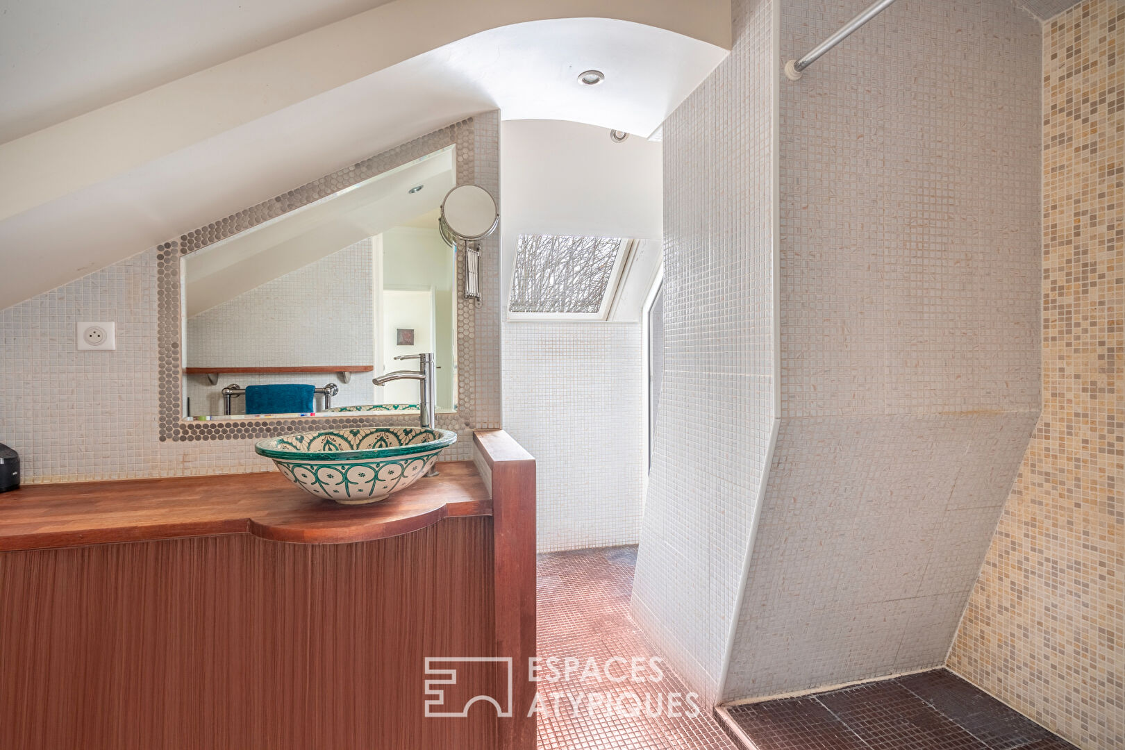 Prestigious residence in a wooded park