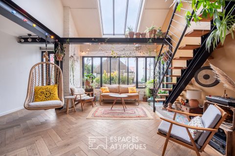 Maison colorée au jardin arboré