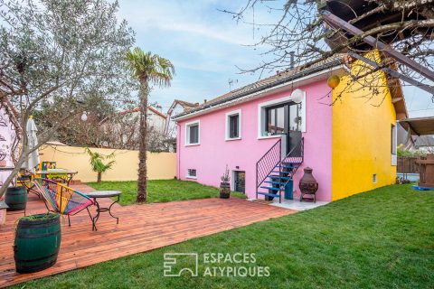 Maison colorée au jardin arboré