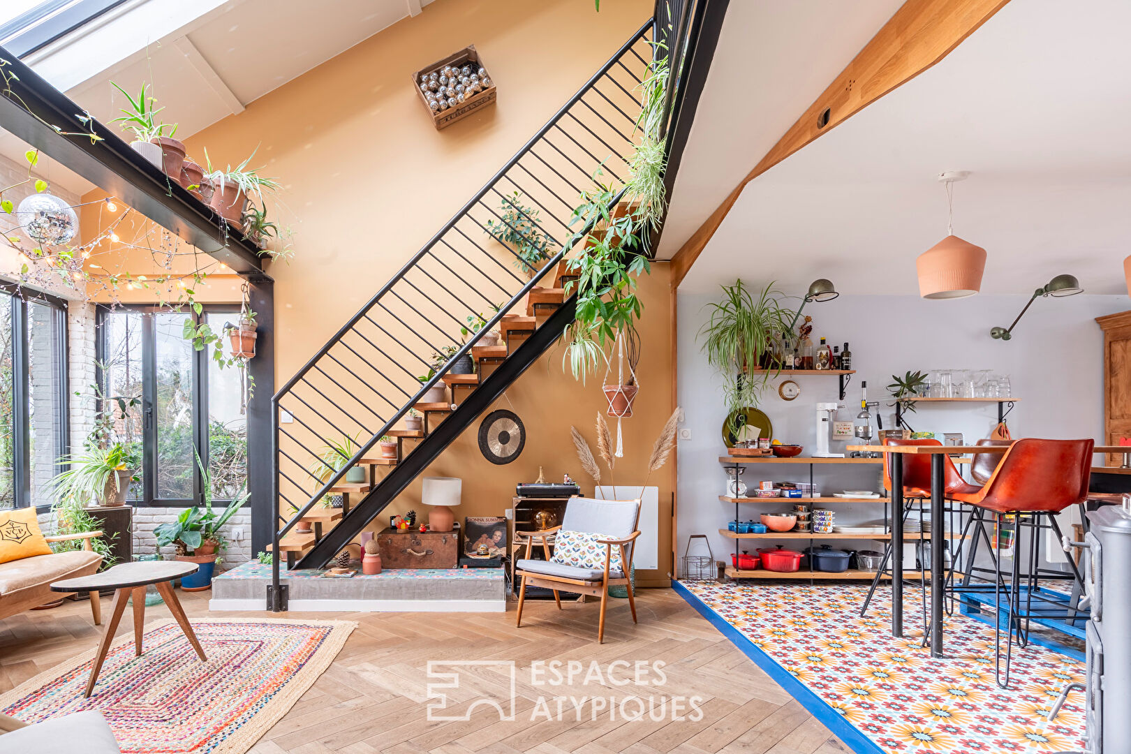 Maison colorée au jardin arboré