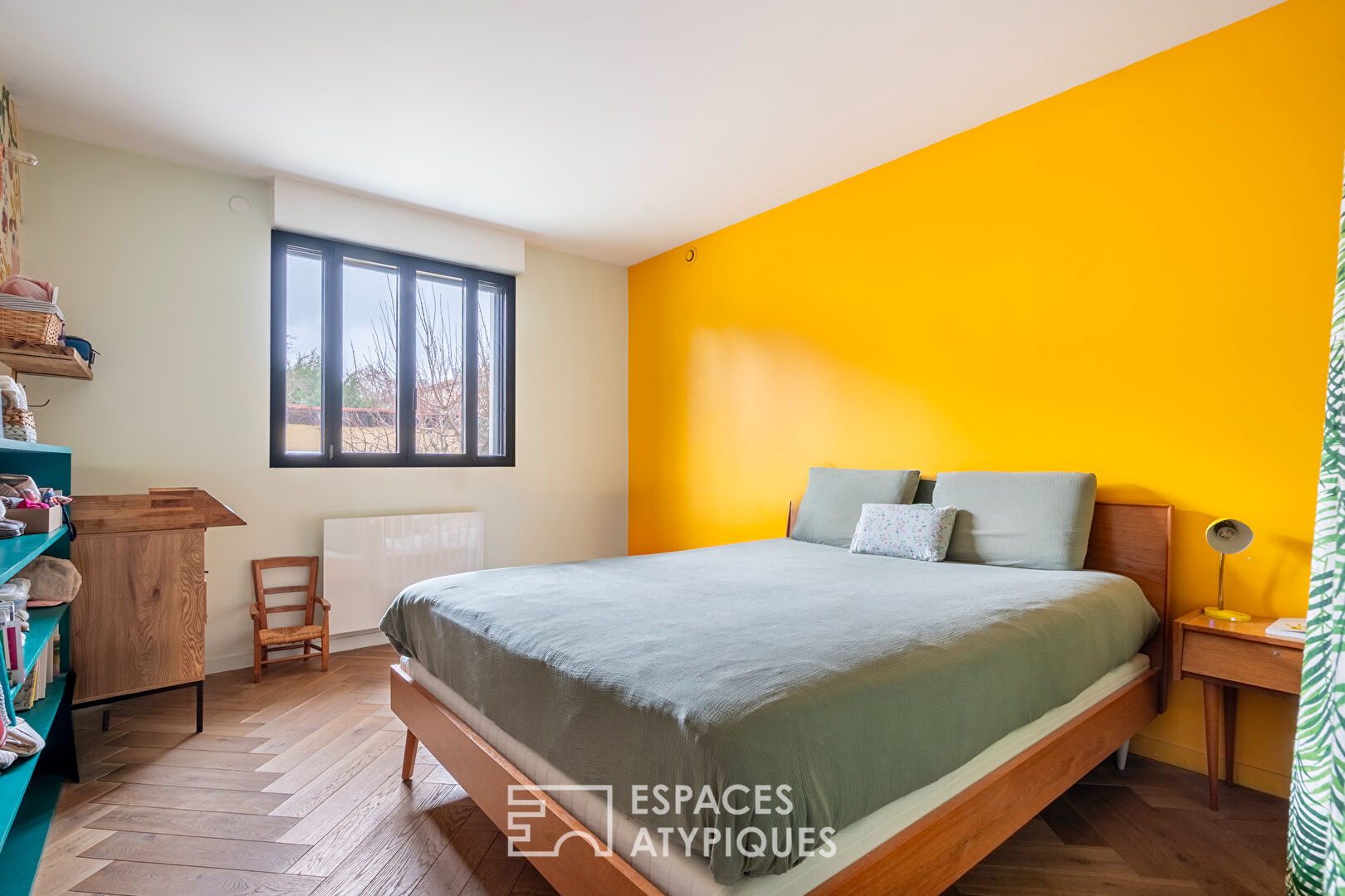 Maison colorée au jardin arboré