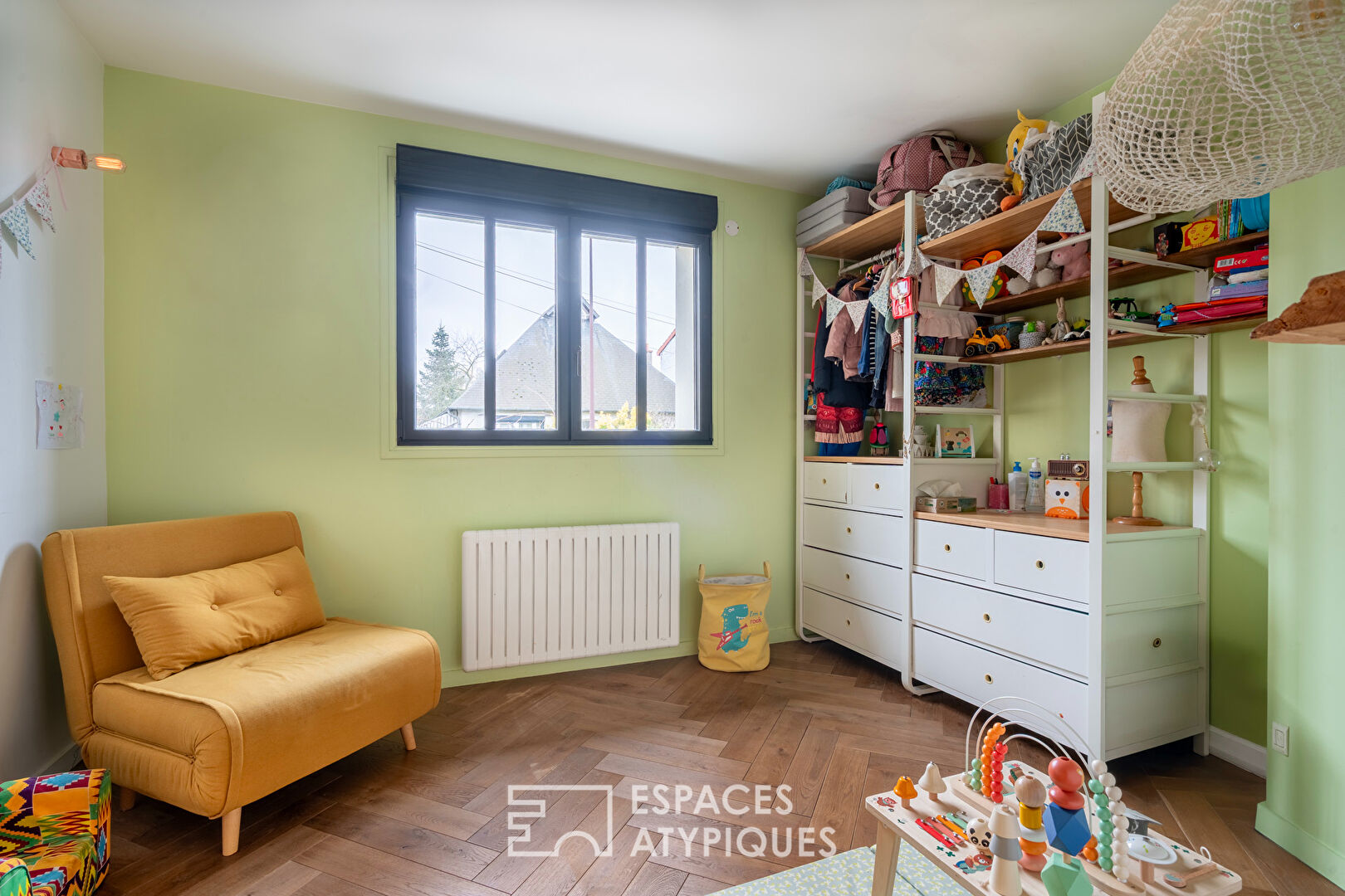 Maison colorée au jardin arboré