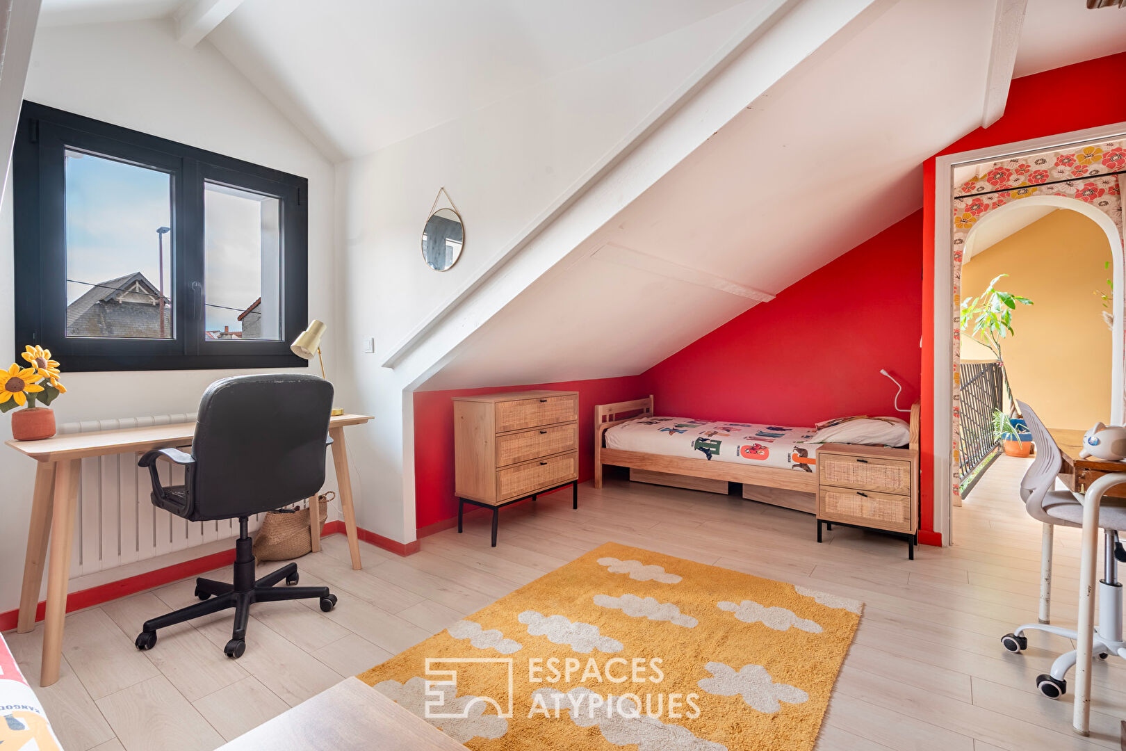 Maison colorée au jardin arboré