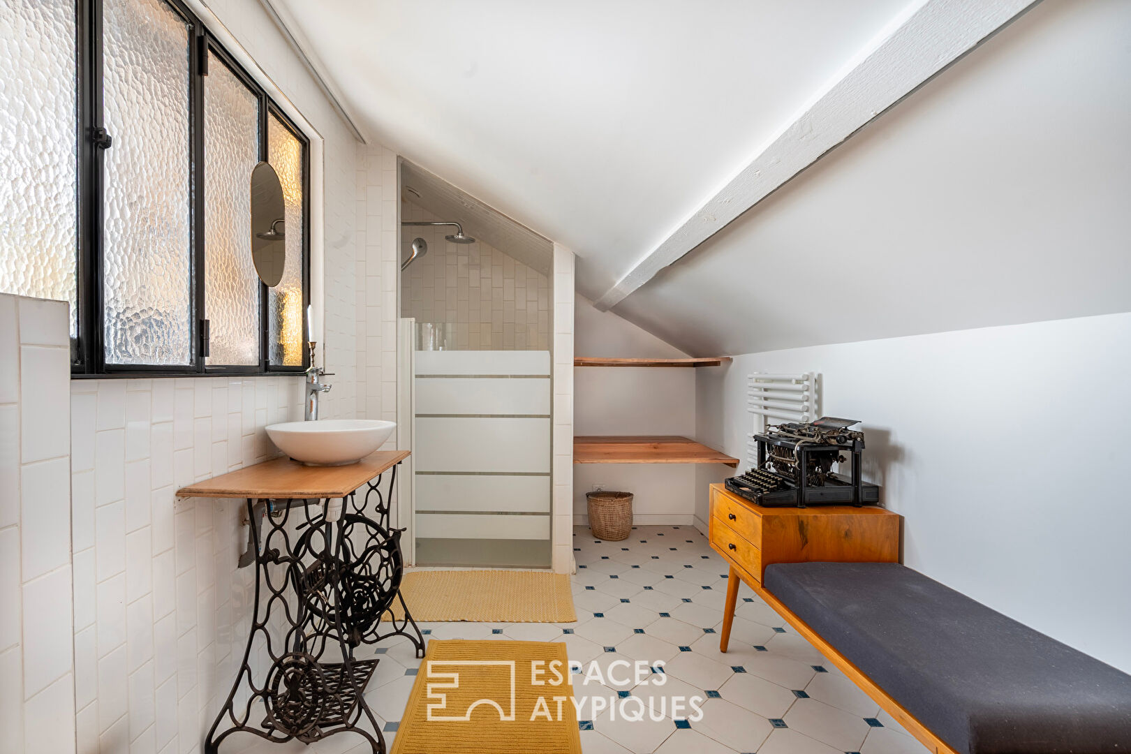 Maison colorée au jardin arboré