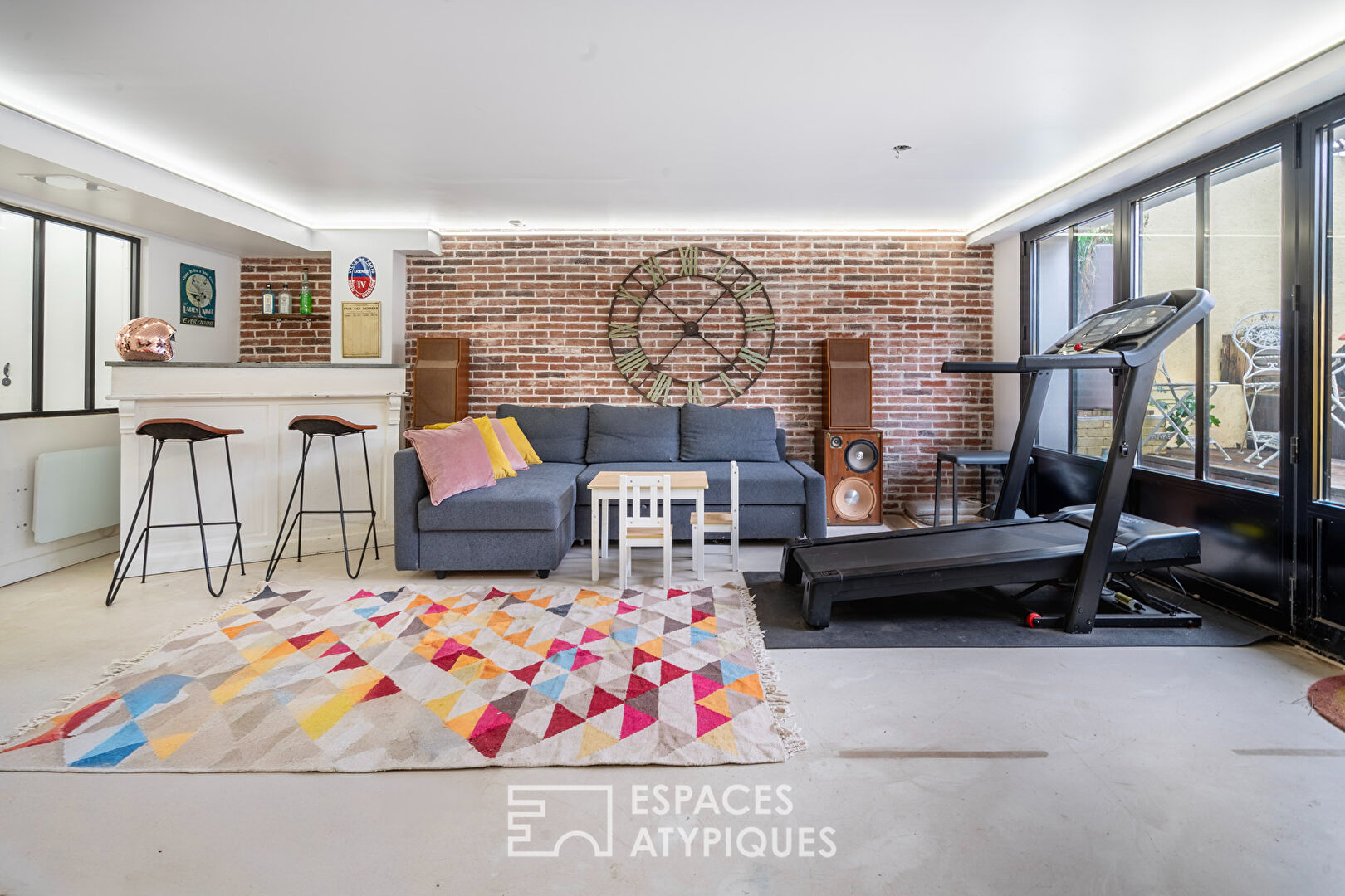 Maison colorée au jardin arboré