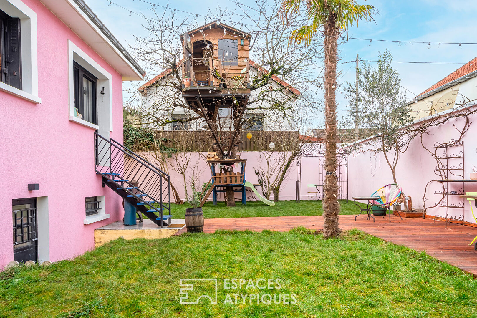 Maison colorée au jardin arboré