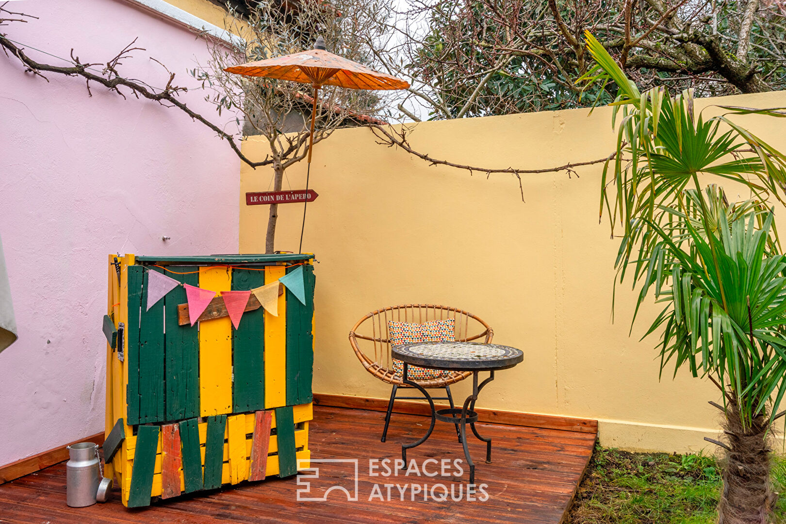 Maison colorée au jardin arboré