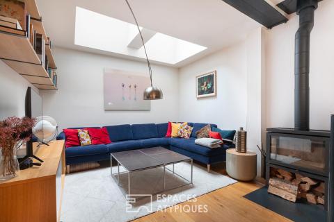 Maison repensée par architecte avec terrasse et cour pavée