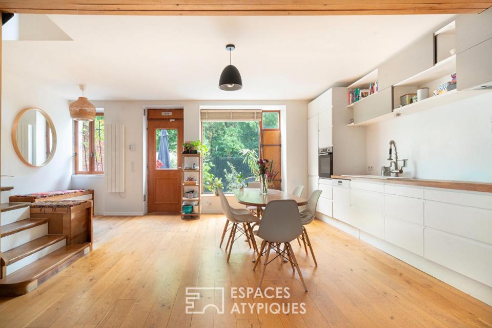 Maison repensée par architecte avec terrasse et cour pavée