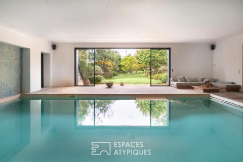 Villa proche centre ville avec jardin et piscine intérieure