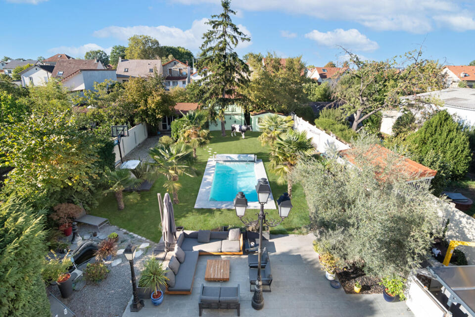 Meulière avec extension contemporaine, jardin et piscine