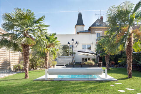 Meulière avec extension contemporaine, jardin et piscine