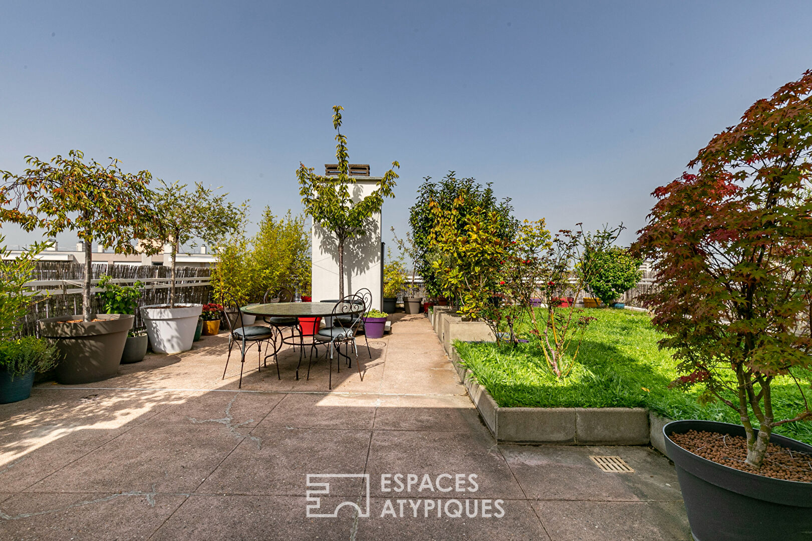 Top floor apartment with garden and terrace