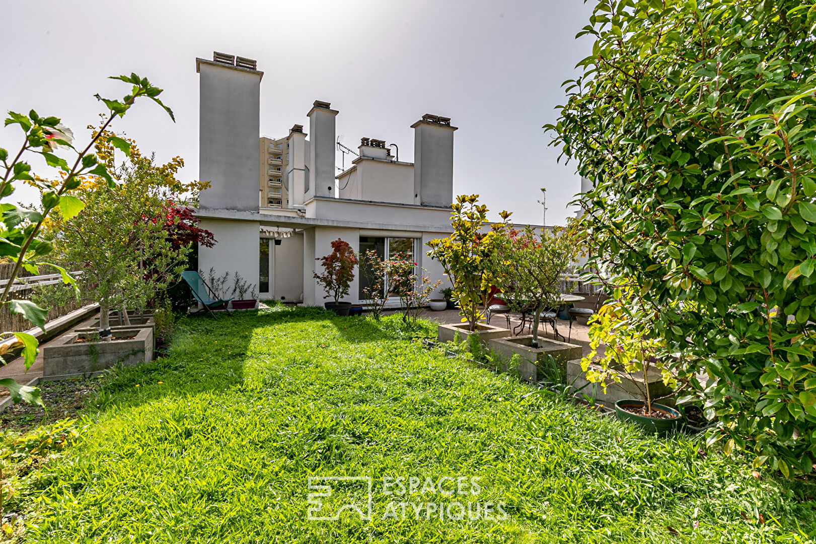 Top floor apartment with garden and terrace