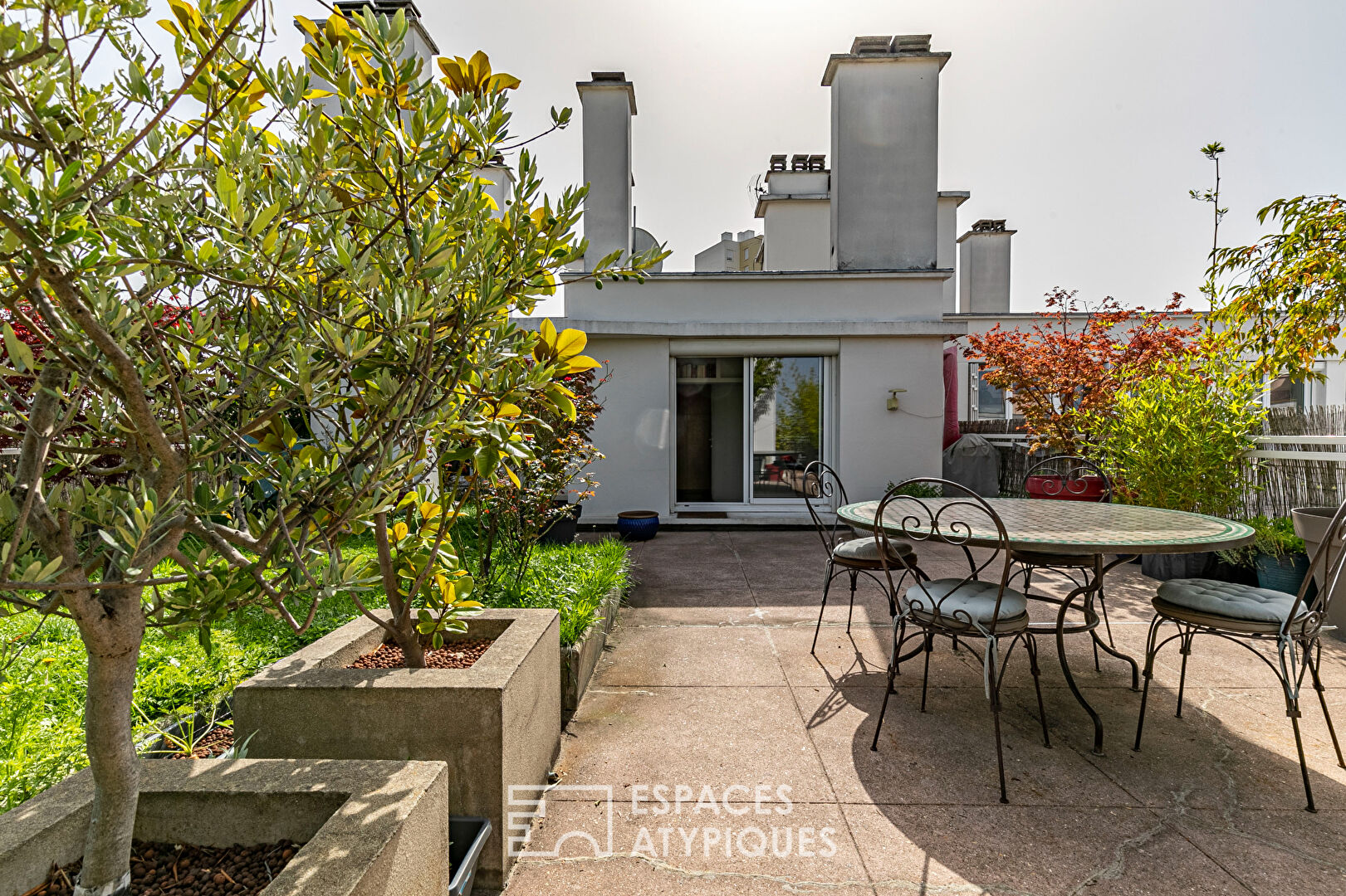 Top floor apartment with garden and terrace