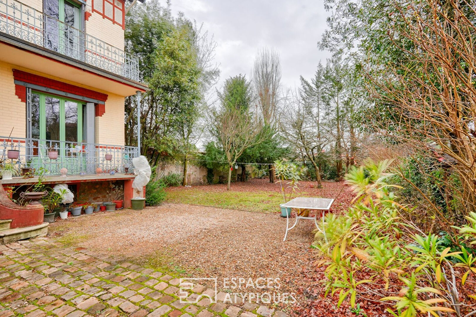 Bourgeois house with garden