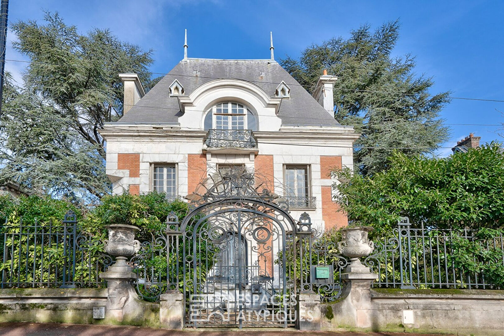 Private mansion from 1885 with marquise and garden of 1131m2