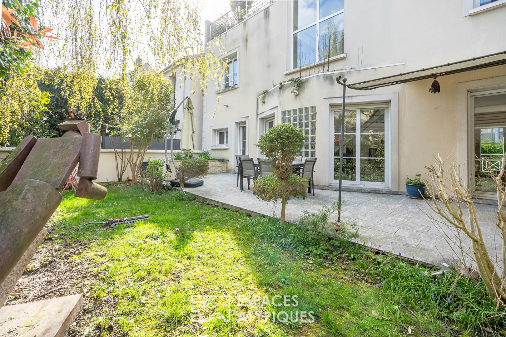 Maison d’architecte avec jardin et terrasse – proche mairie des Lilas