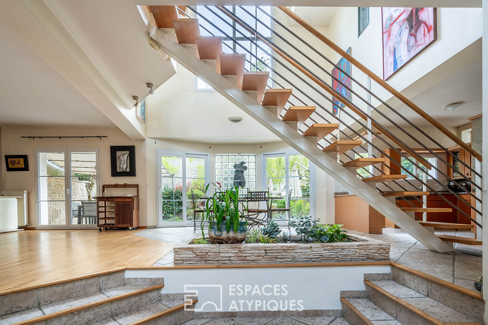 Maison d’architecte avec jardin et terrasse – proche mairie des Lilas