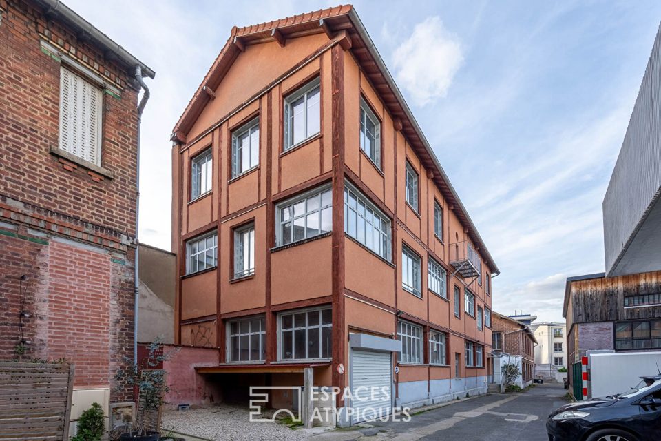 Loft à repenser en dernier étage avec balcon