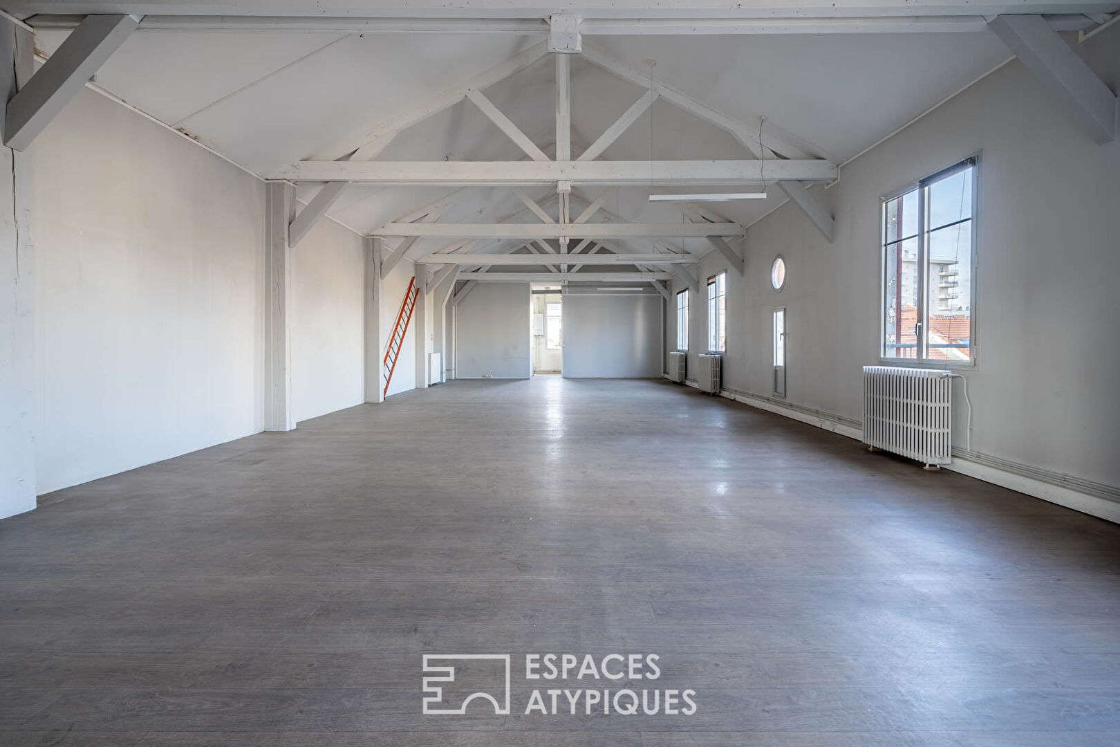 Loft à repenser en dernier étage avec balcon