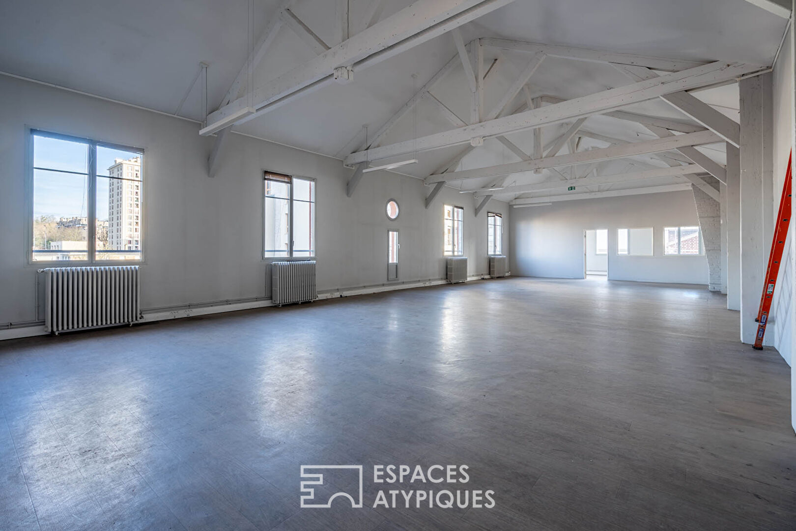 Loft à repenser en dernier étage avec balcon