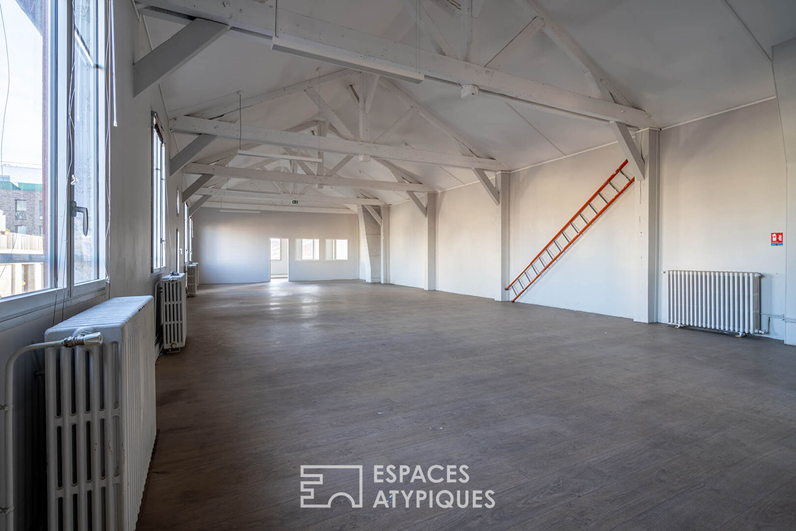 Loft à repenser en dernier étage avec balcon