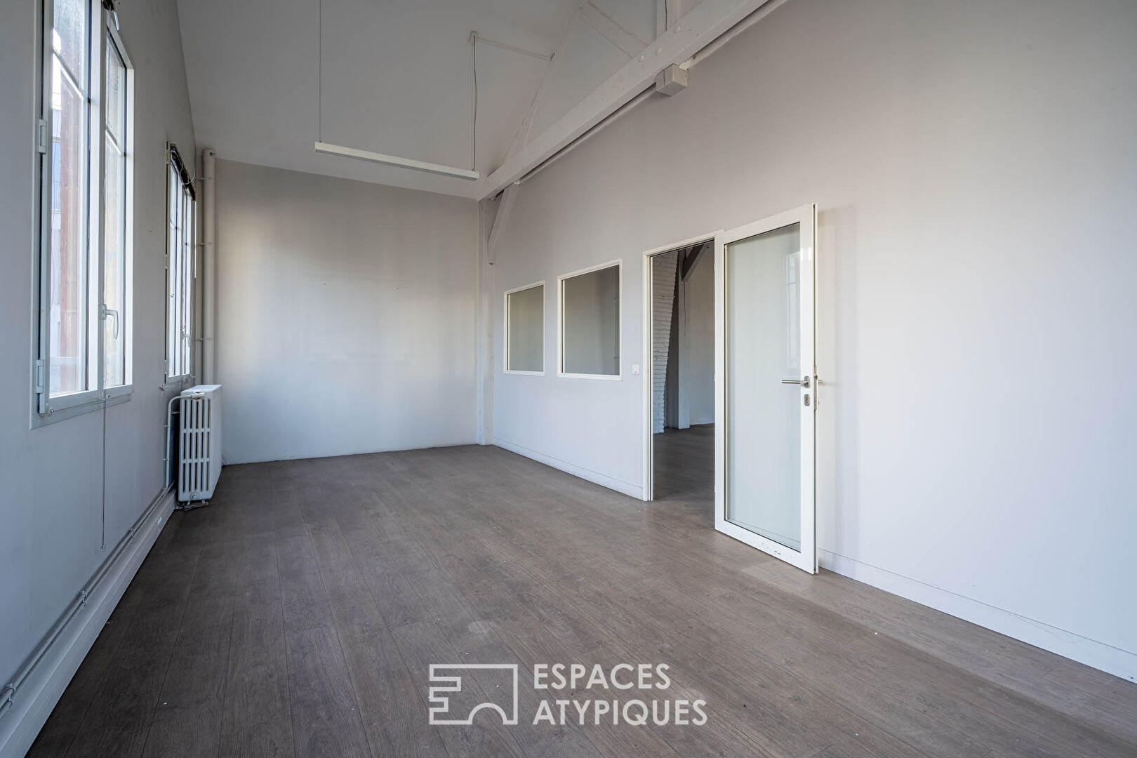 Loft à repenser en dernier étage avec balcon