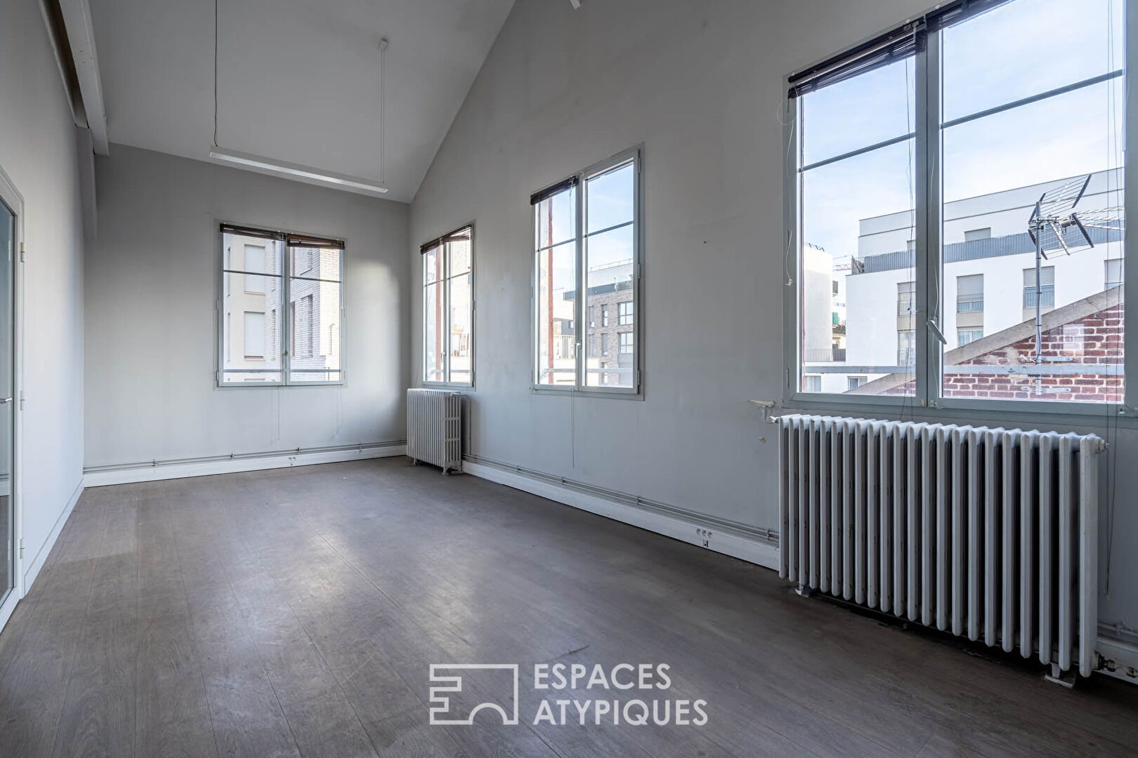 Loft à repenser en dernier étage avec balcon