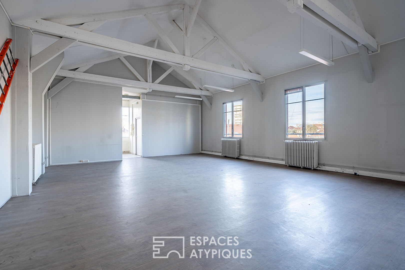 Loft à repenser en dernier étage avec balcon