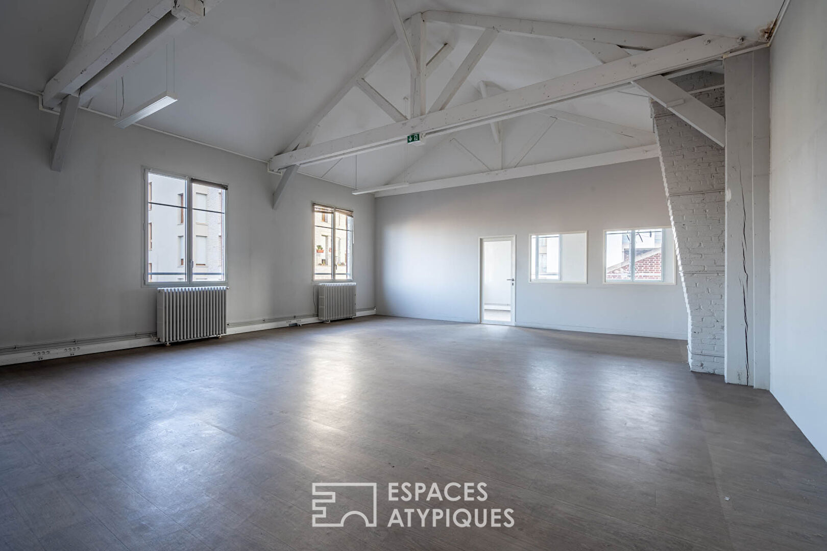 Loft à repenser en dernier étage avec balcon