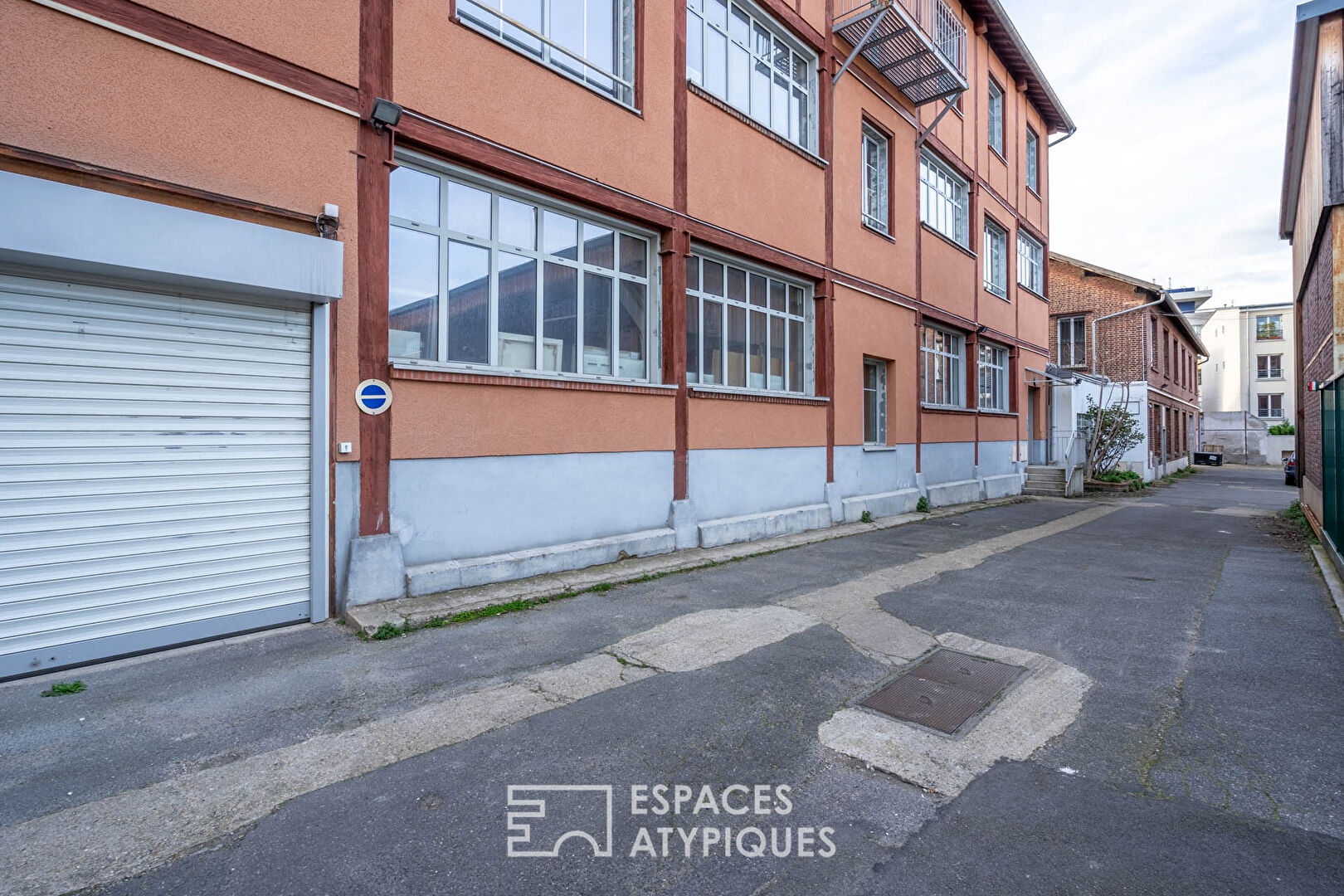 Loft à repenser en dernier étage avec balcon