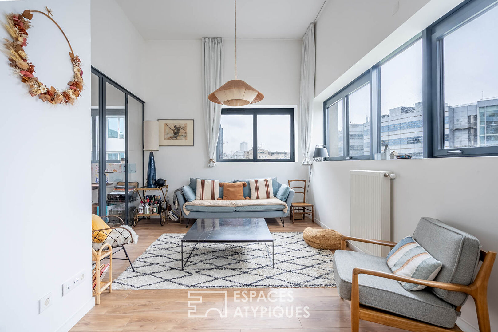 Loft contemporain avec séjour cathédrale