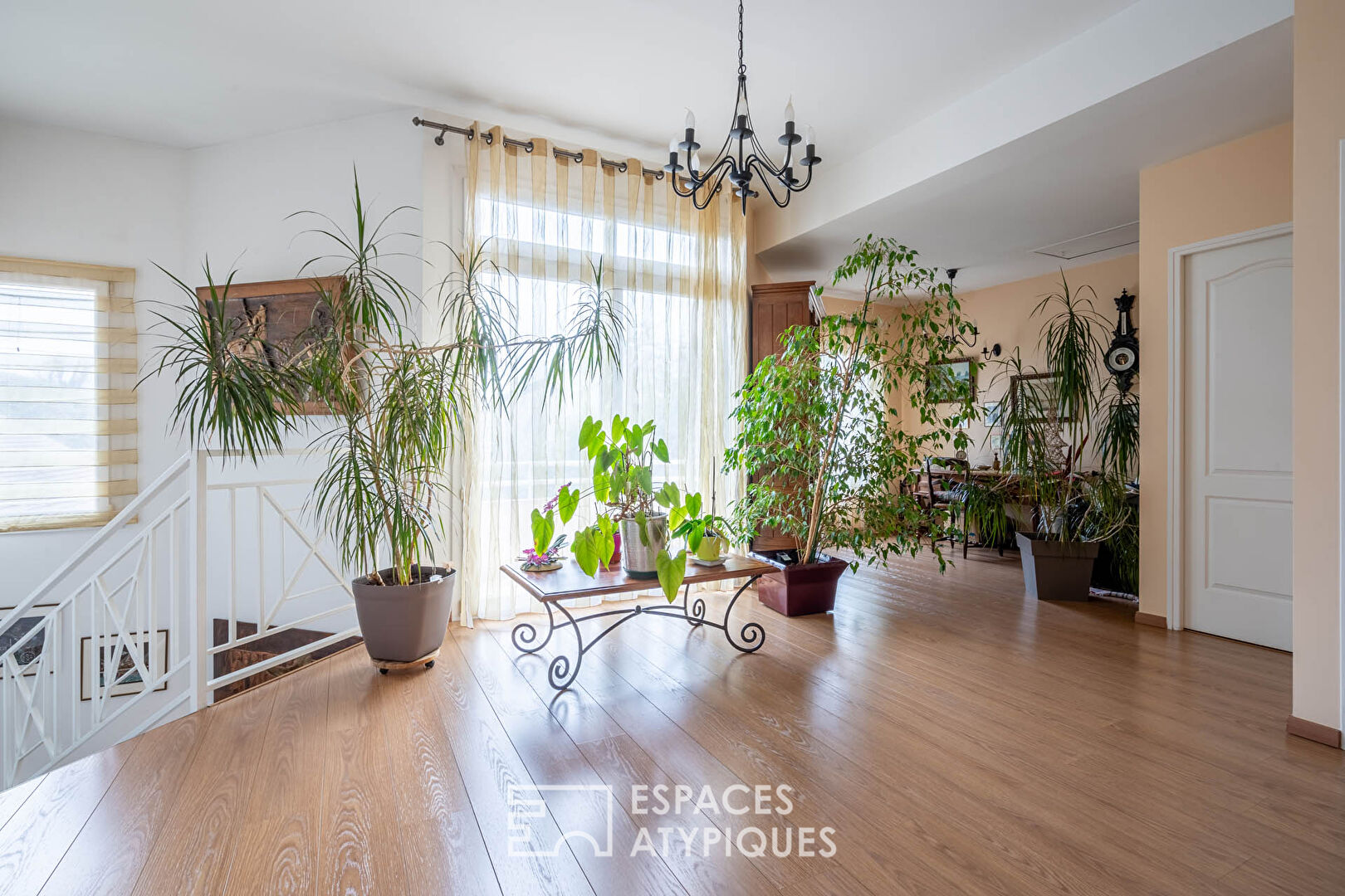 Maison moderne avec jardin paysagé et dépendance