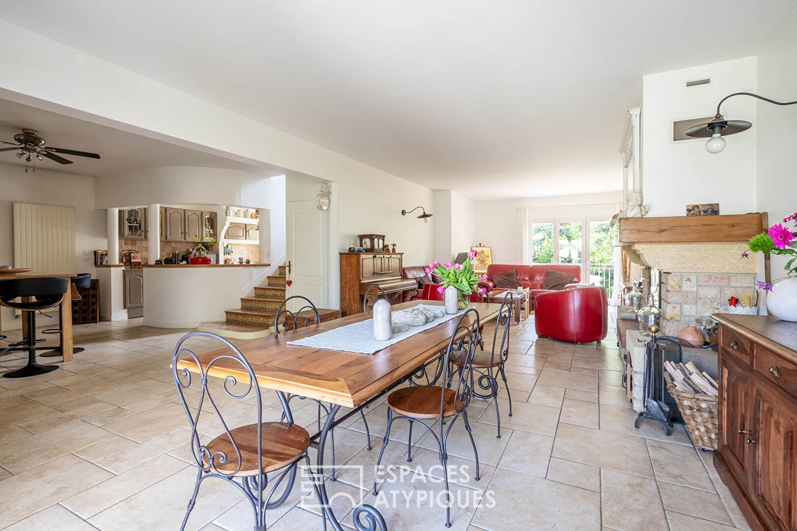 Maison d’architecte avec jardin paysagé et double garage