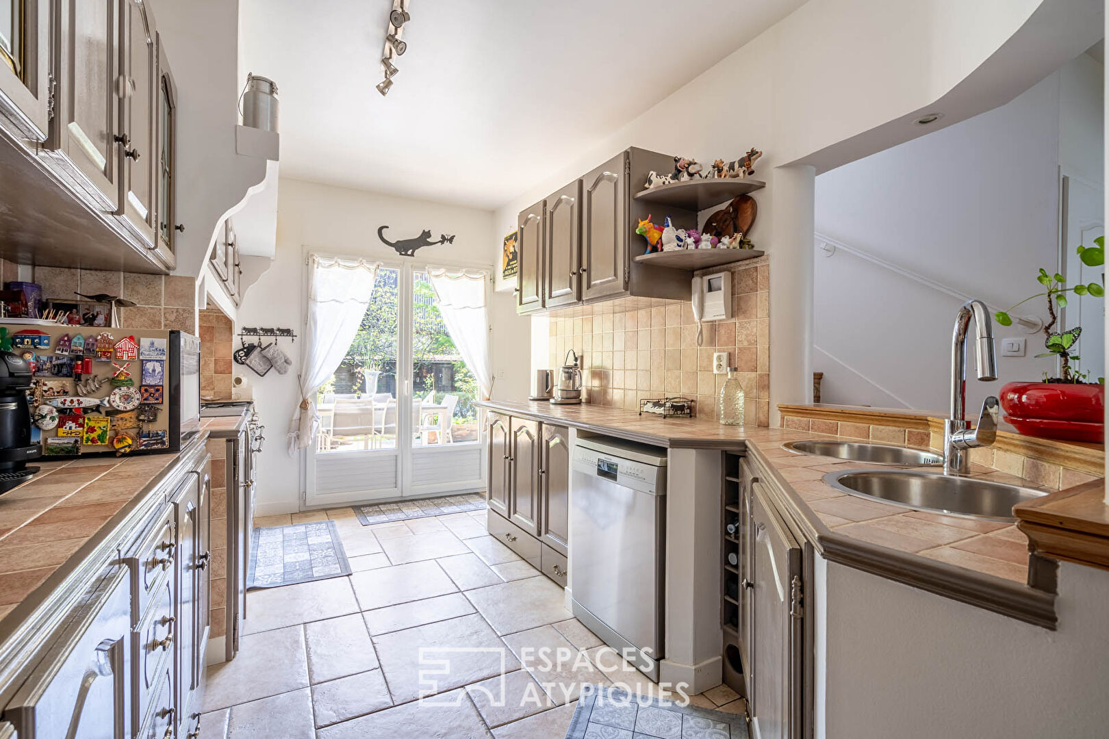 Maison d’architecte avec jardin paysagé et double garage