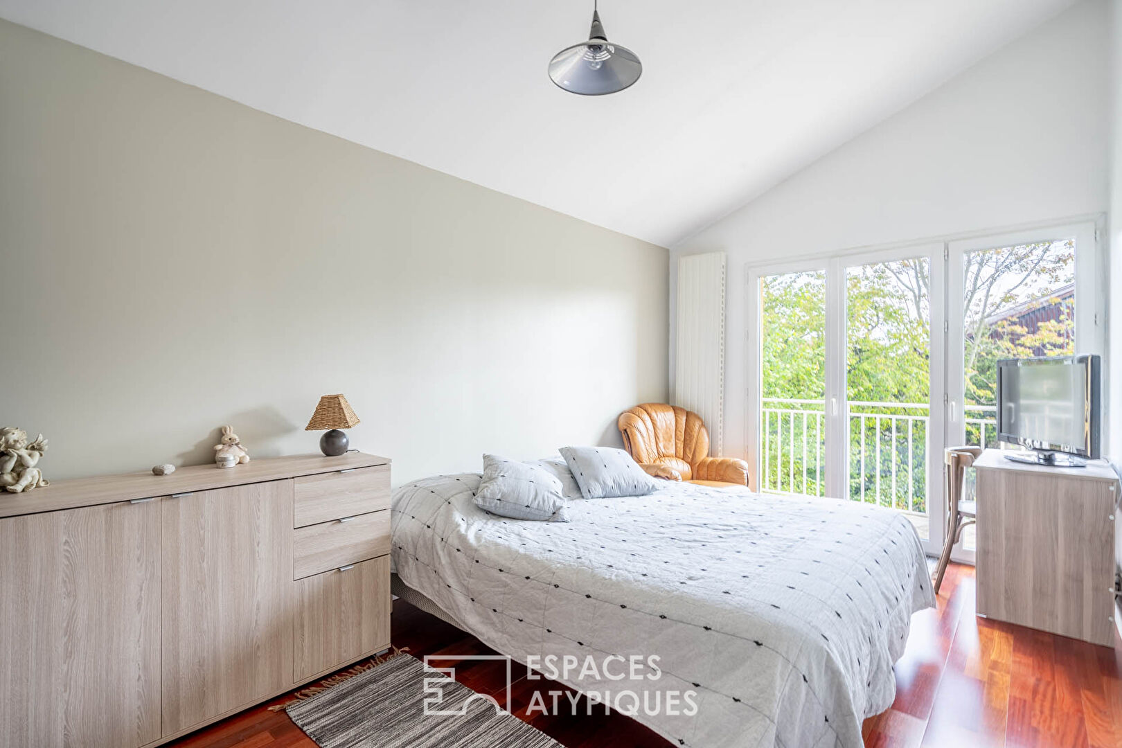 Maison d’architecte avec jardin paysagé et double garage