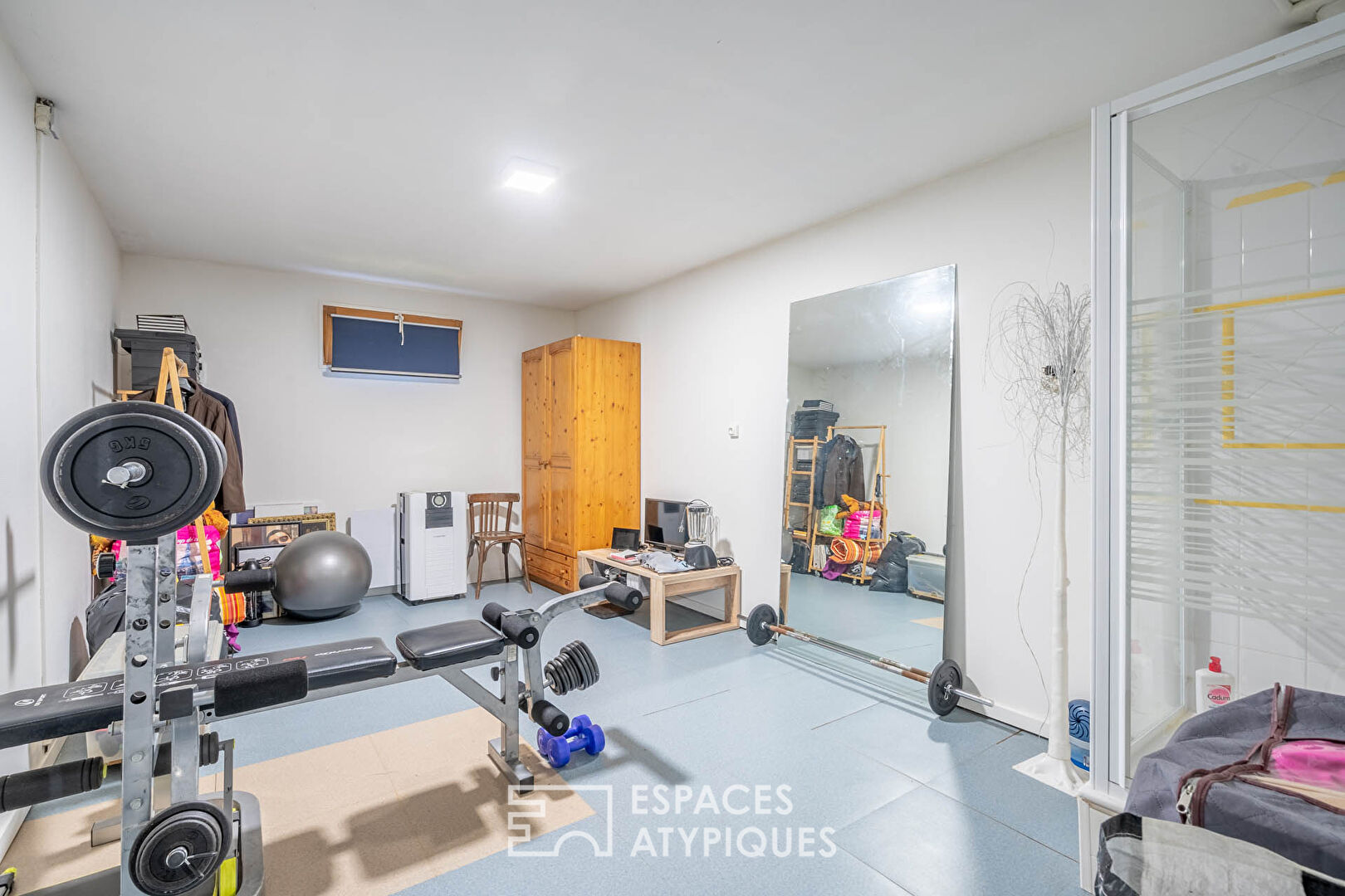 Maison d’architecte avec jardin paysagé et double garage