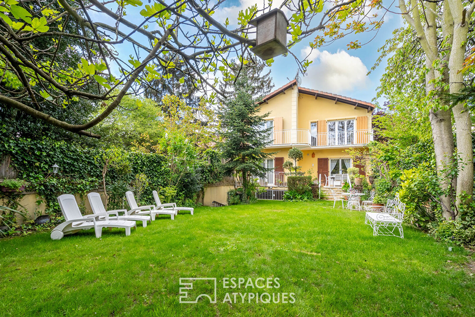 Maison d’architecte avec jardin paysagé et double garage