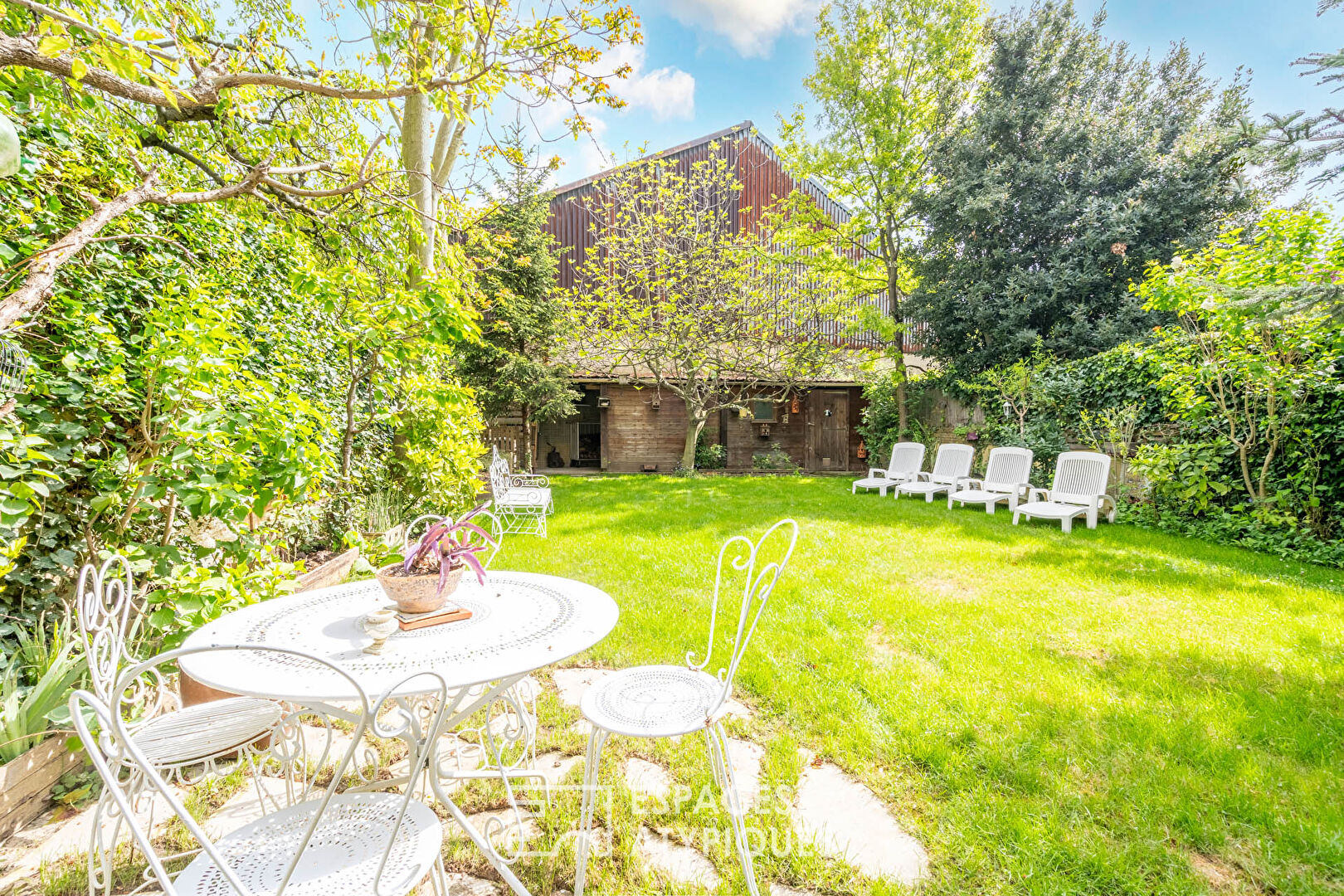 Maison d’architecte avec jardin paysagé et double garage