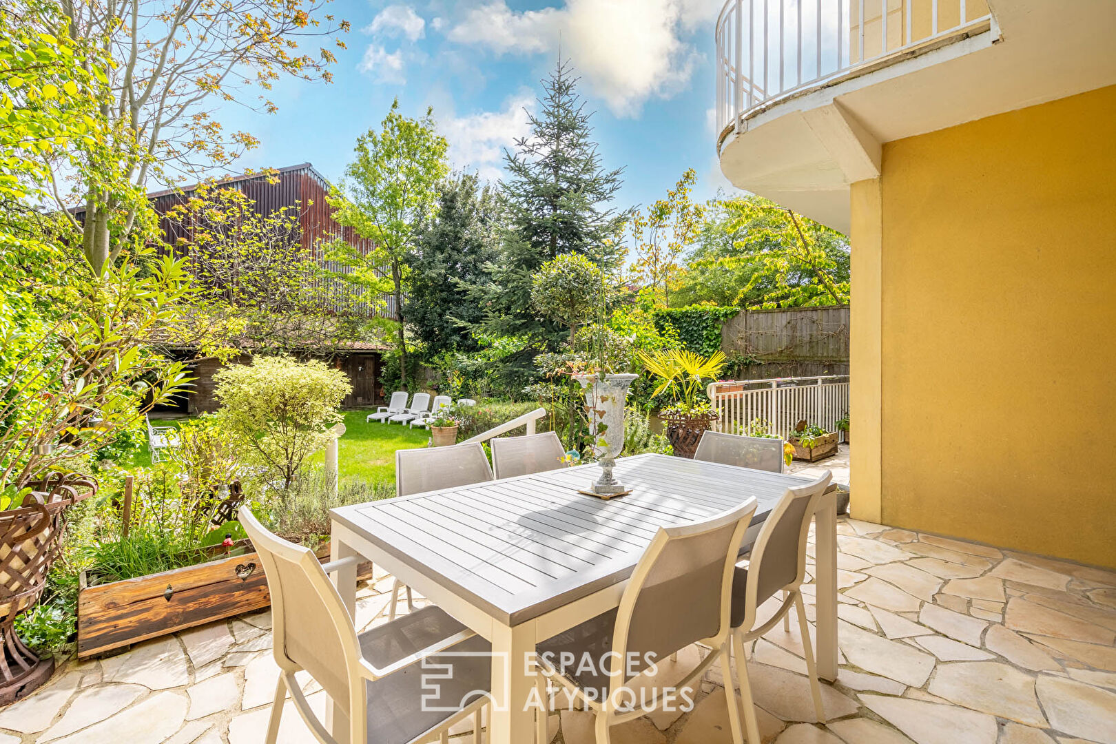 Maison d’architecte avec jardin paysagé et double garage