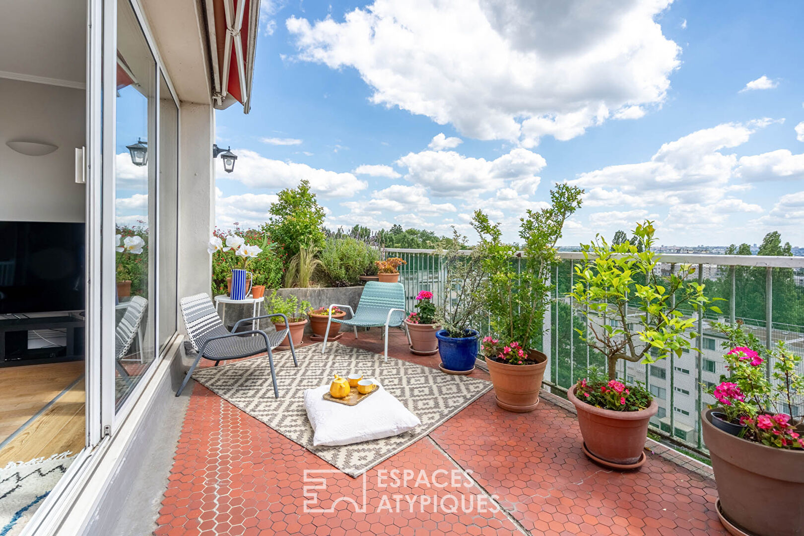 Top floor duplex with south-facing terrace