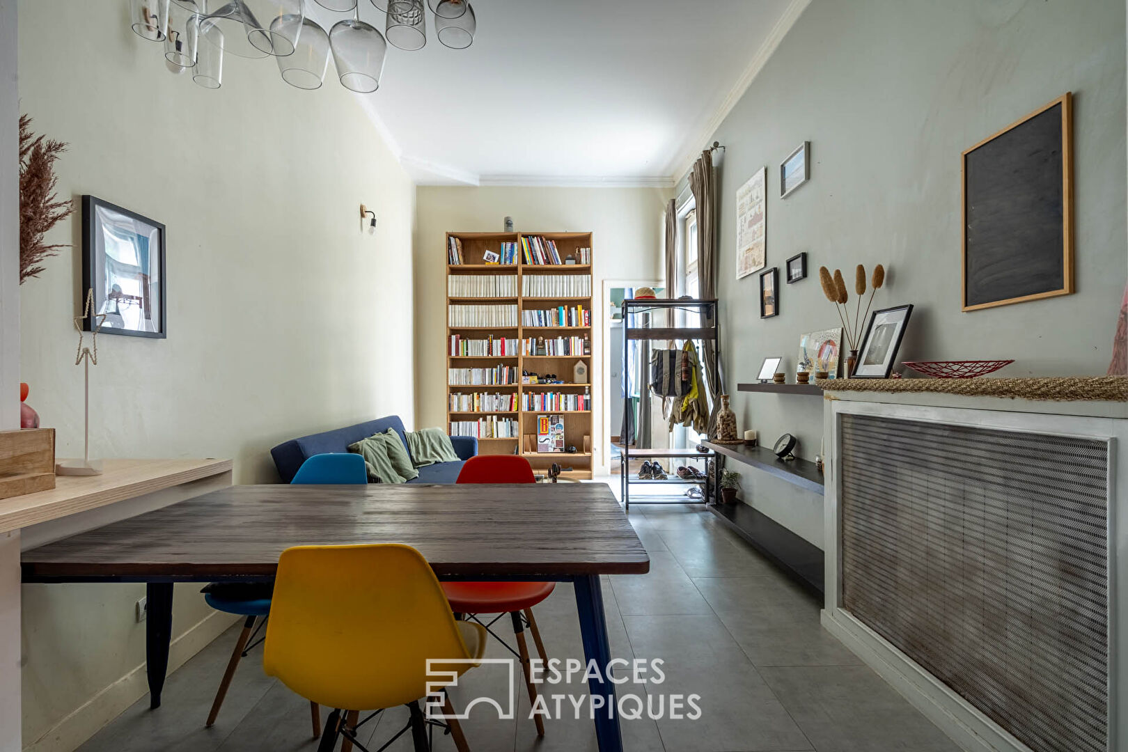 Apartment with mezzanine overlooking tree-lined courtyard