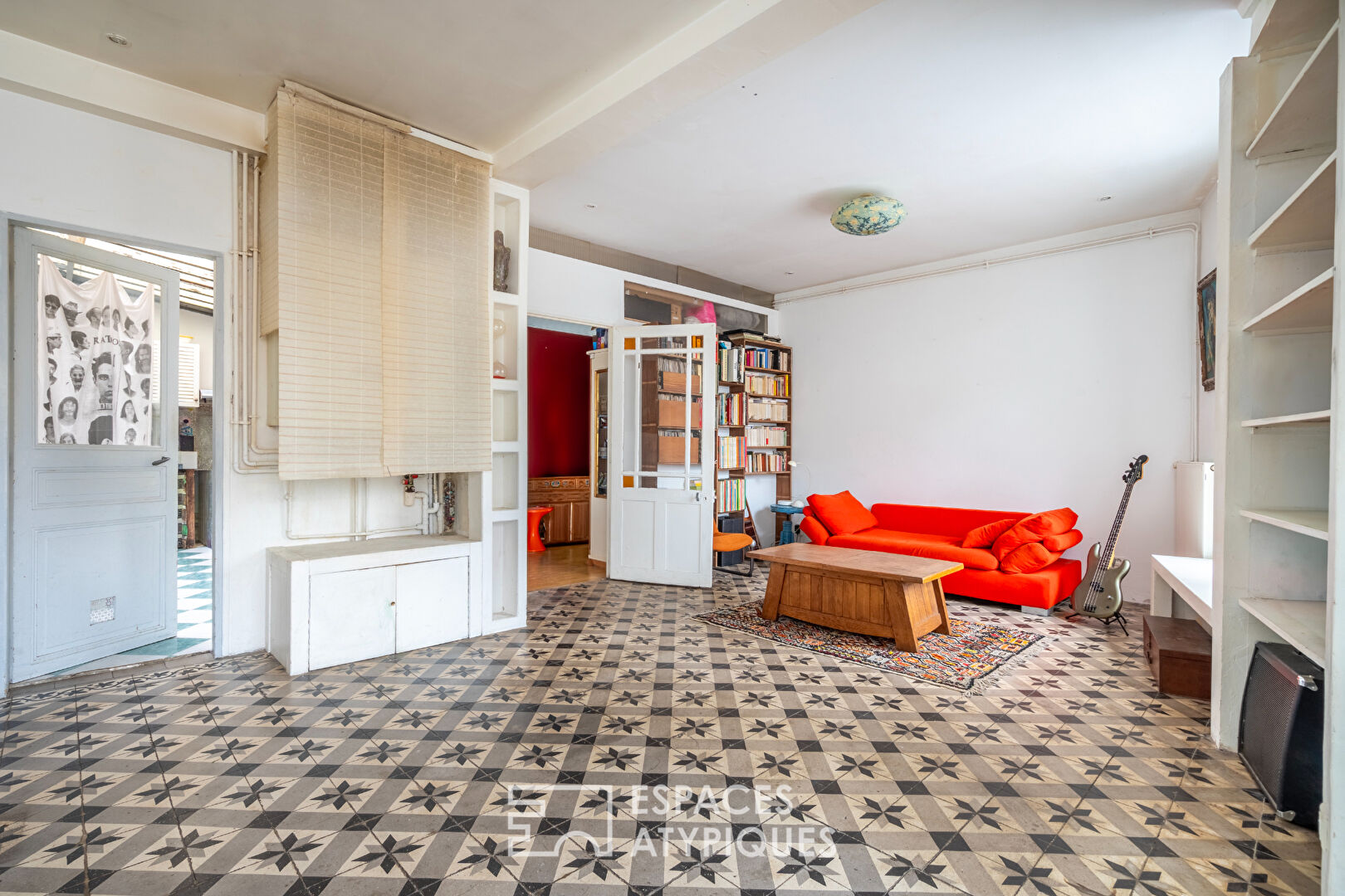 Old shop with garden on Place Carnot