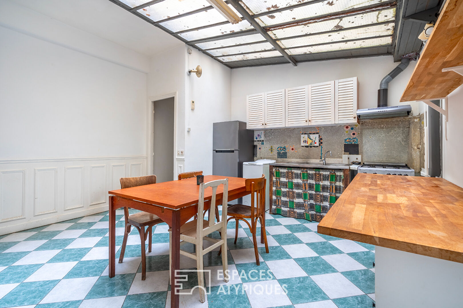 Old shop with garden on Place Carnot