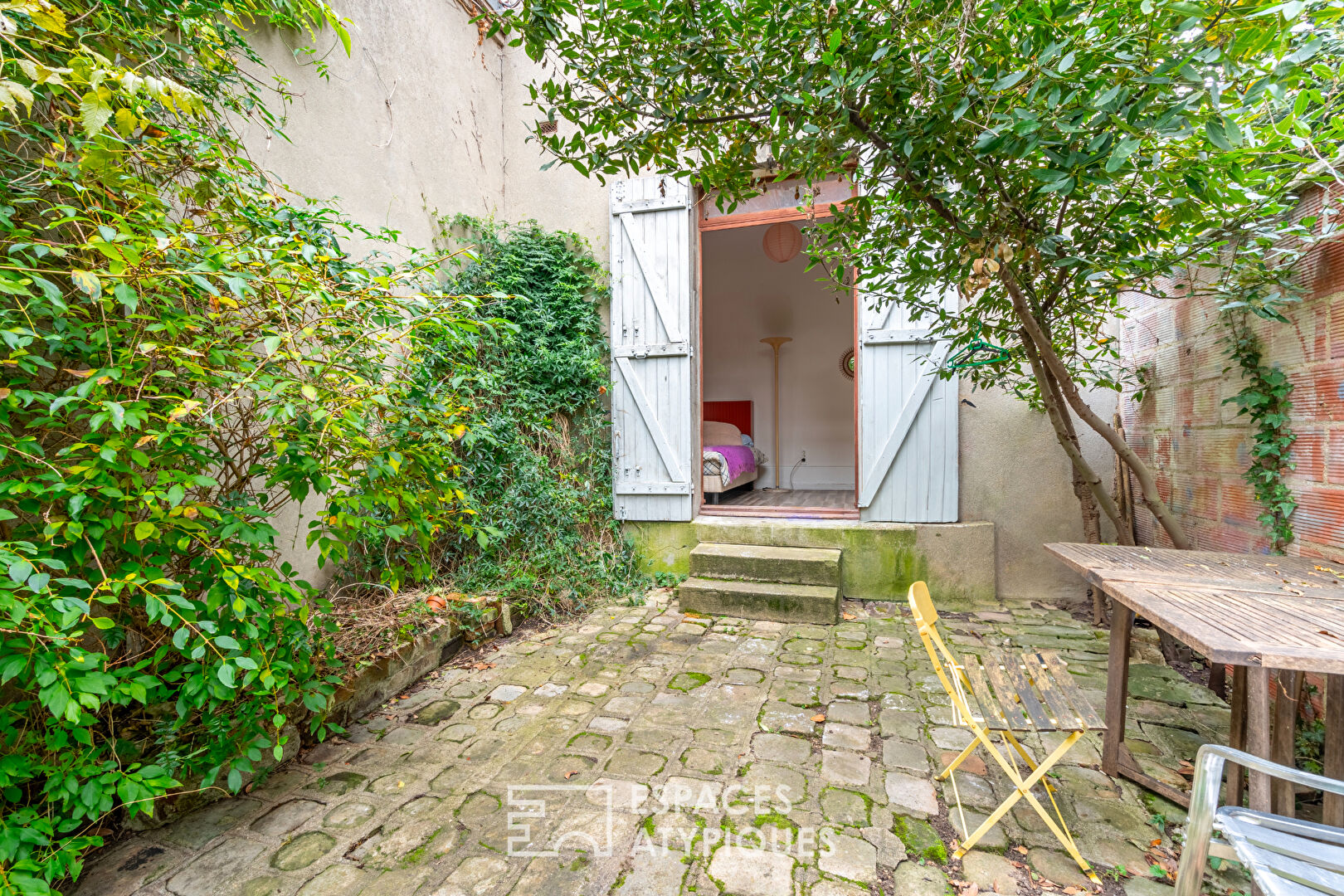 Old shop with garden on Place Carnot