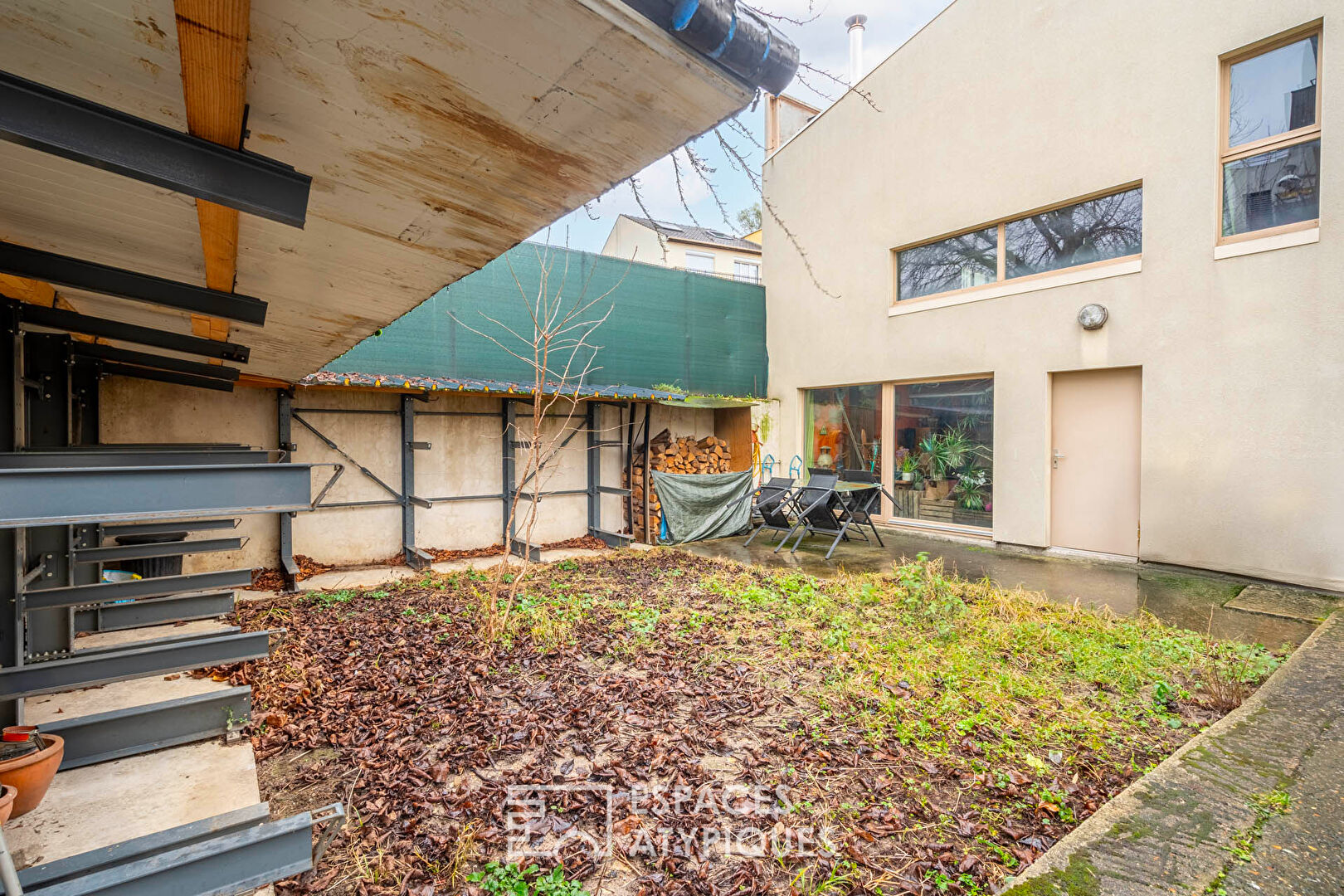 Loft house with workshop and garden