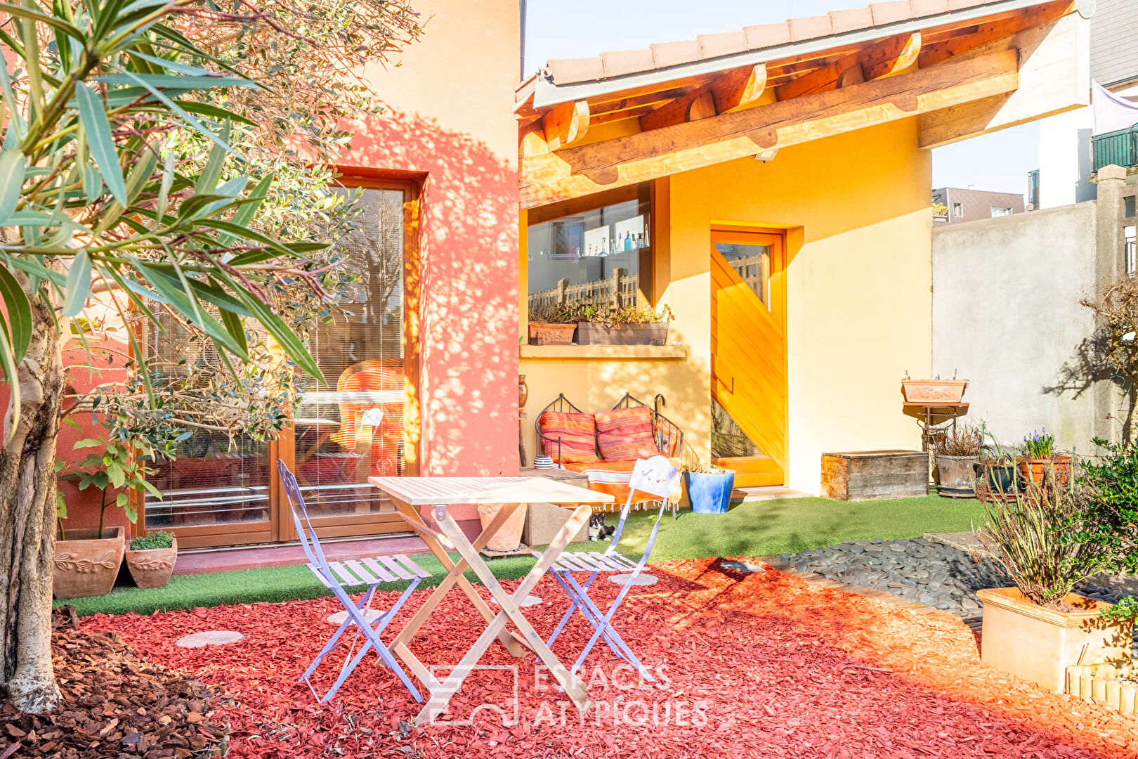 Maison avec patio et jardin