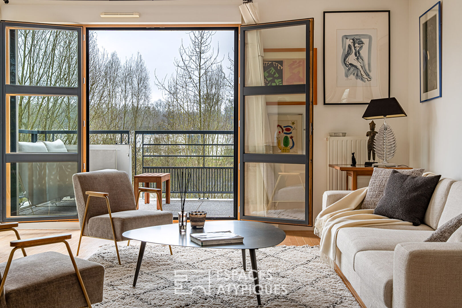 Contemporain avec terrasse et vue verdoyante