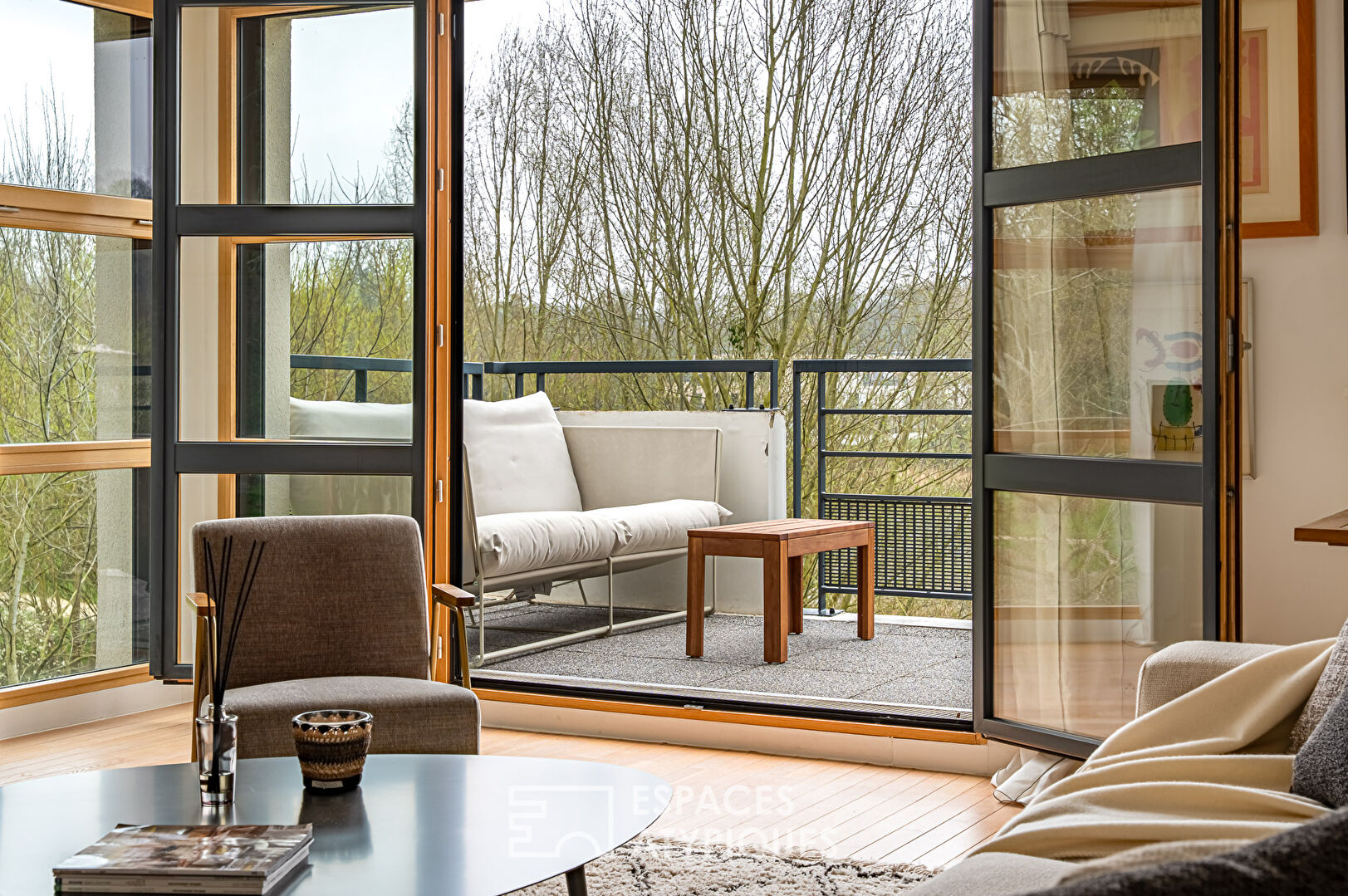 Contemporain avec terrasse et vue verdoyante
